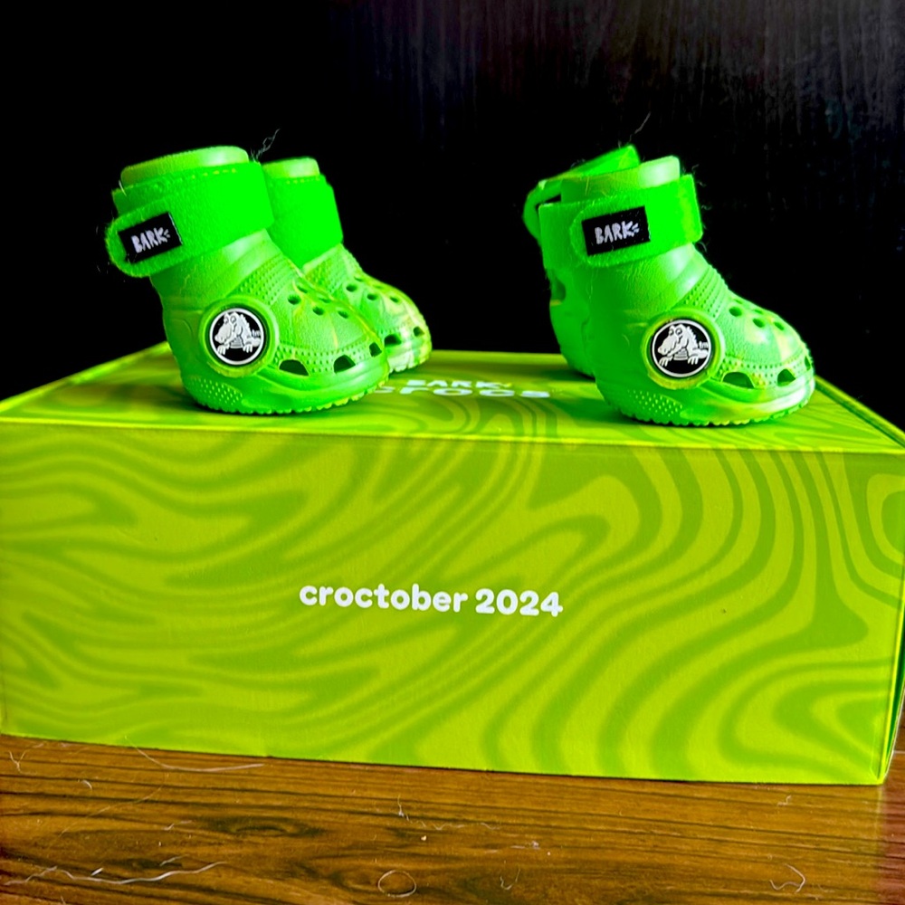 Bark CROCS Bright Green size medium